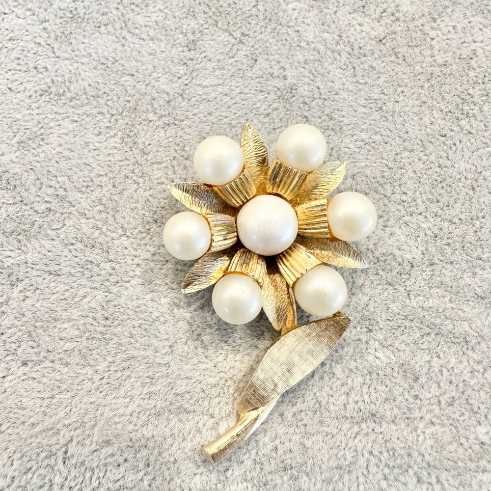 Vintage Satin Finish Gold Plated Faux Pearl Flower Floral Brooch Pin